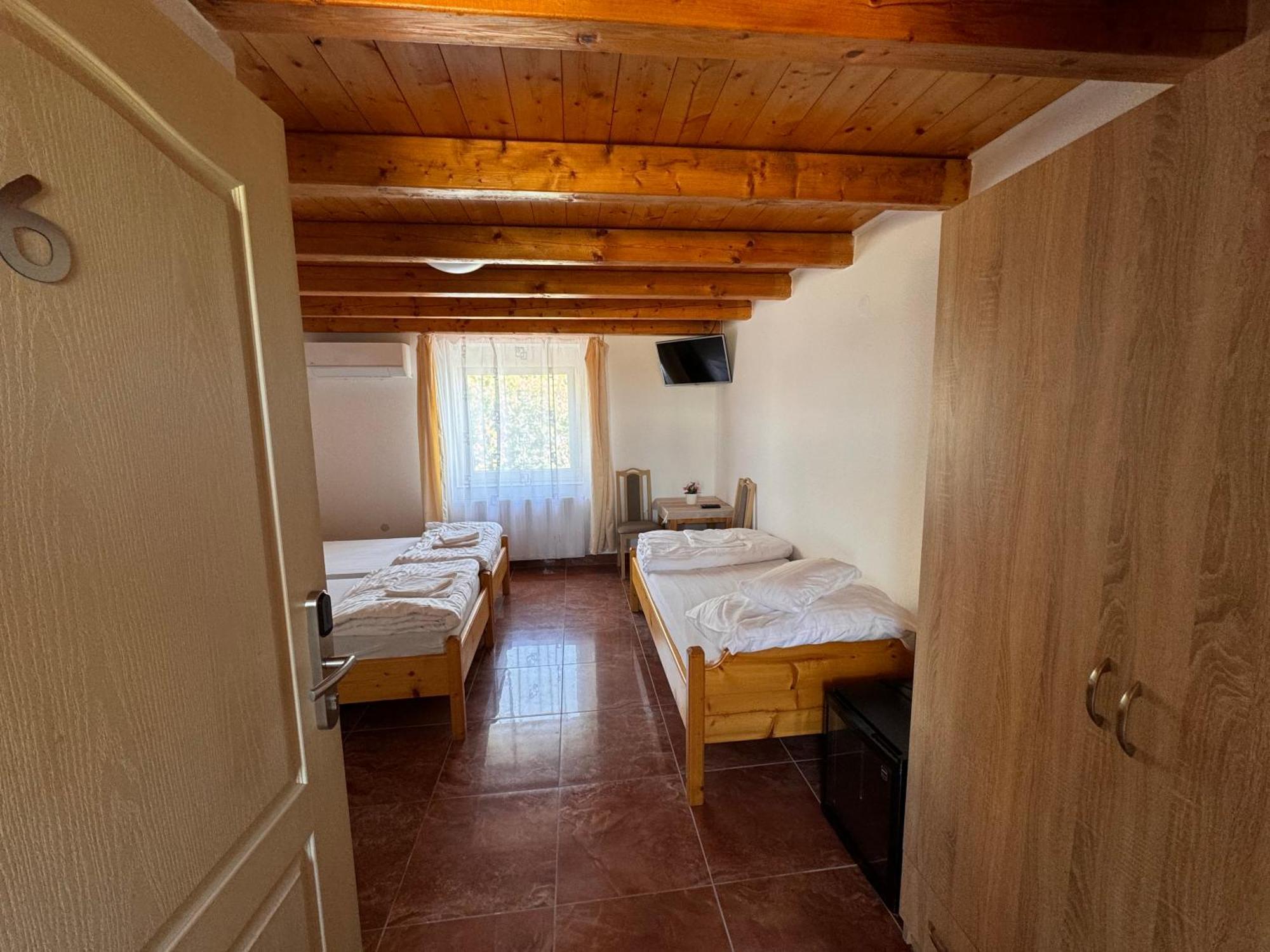 Fuerdo Panzio Bed & Breakfast Karcag Eksteriør bilde