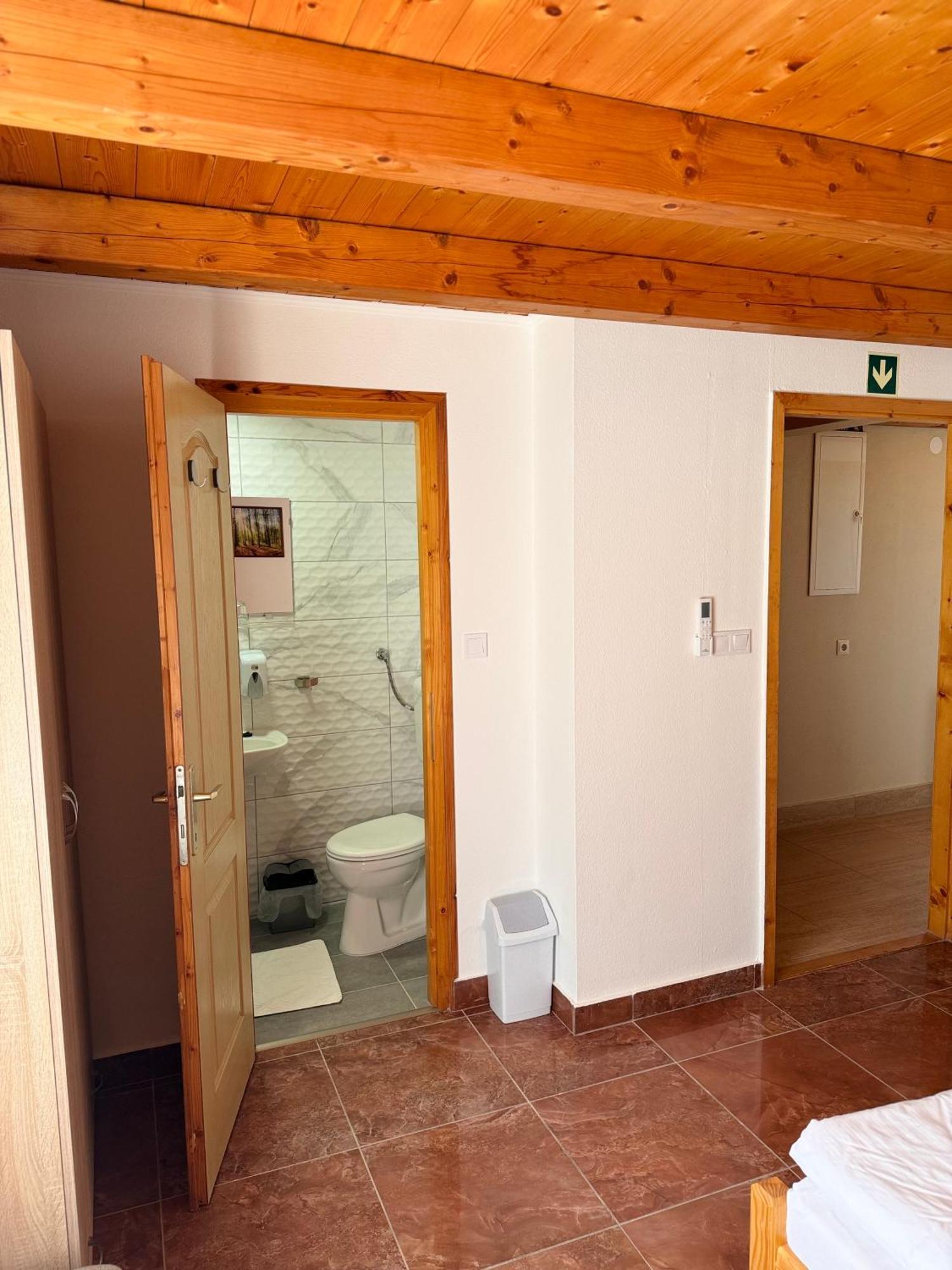 Fuerdo Panzio Bed & Breakfast Karcag Eksteriør bilde