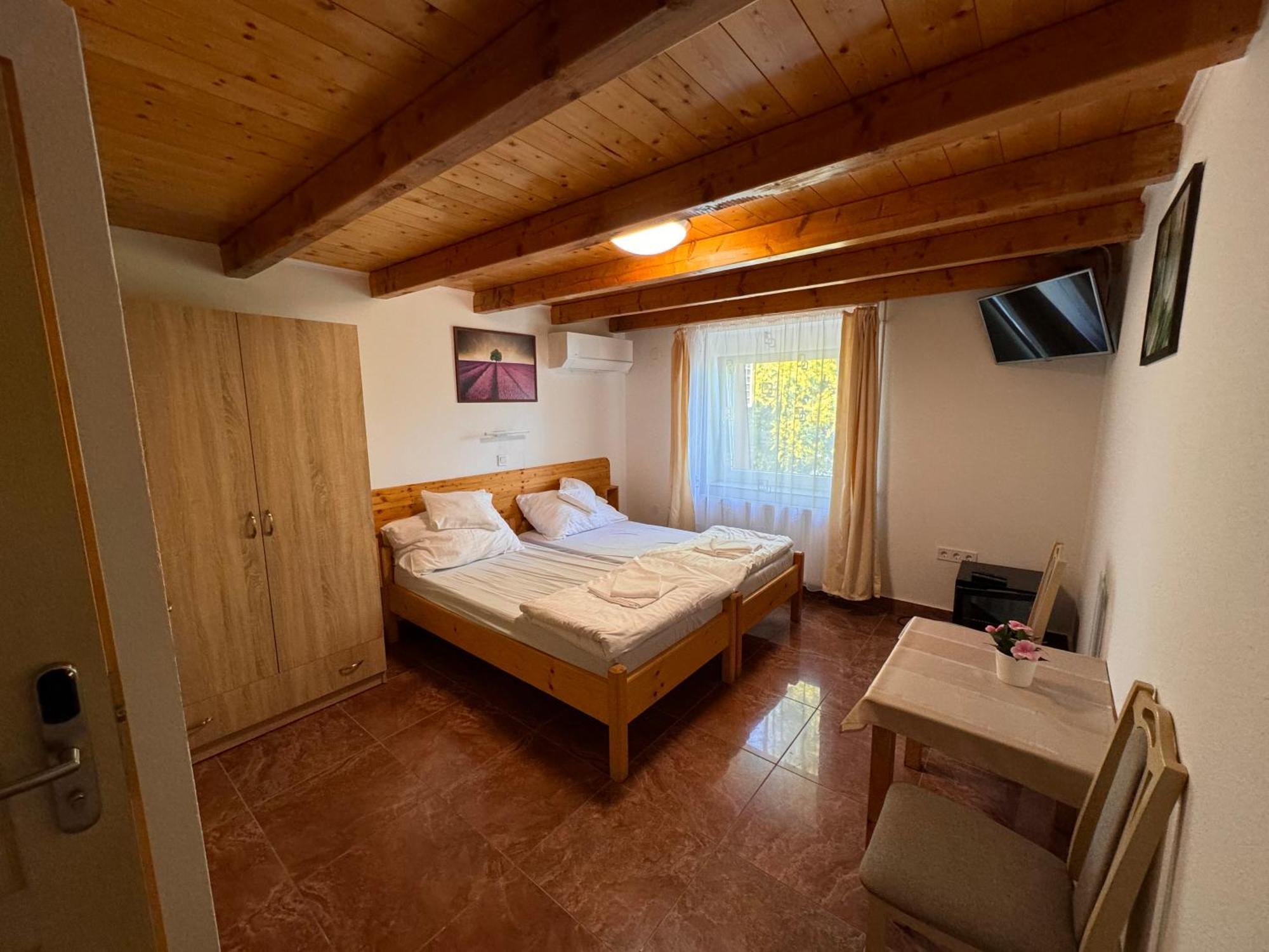 Fuerdo Panzio Bed & Breakfast Karcag Eksteriør bilde