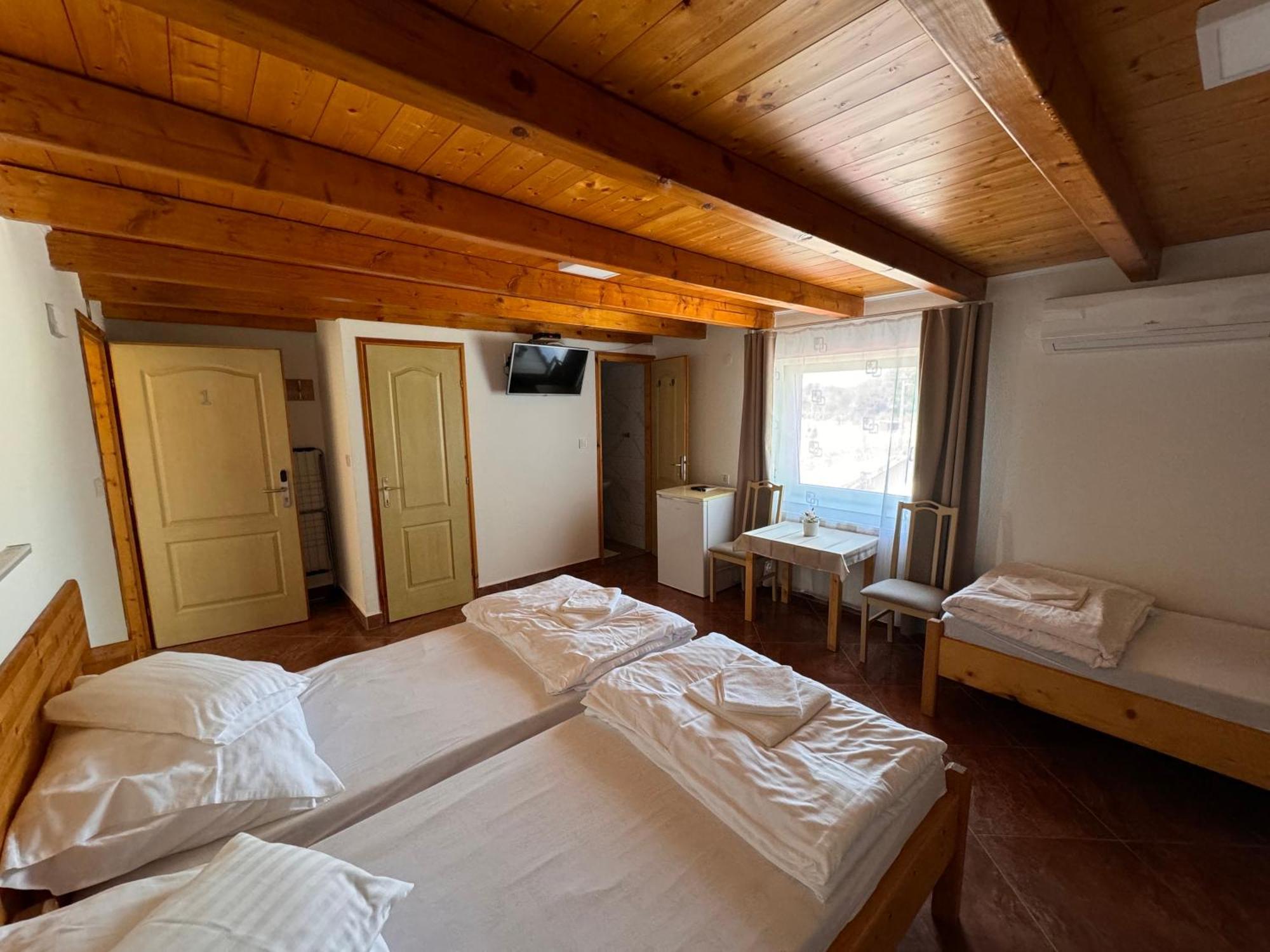 Fuerdo Panzio Bed & Breakfast Karcag Eksteriør bilde